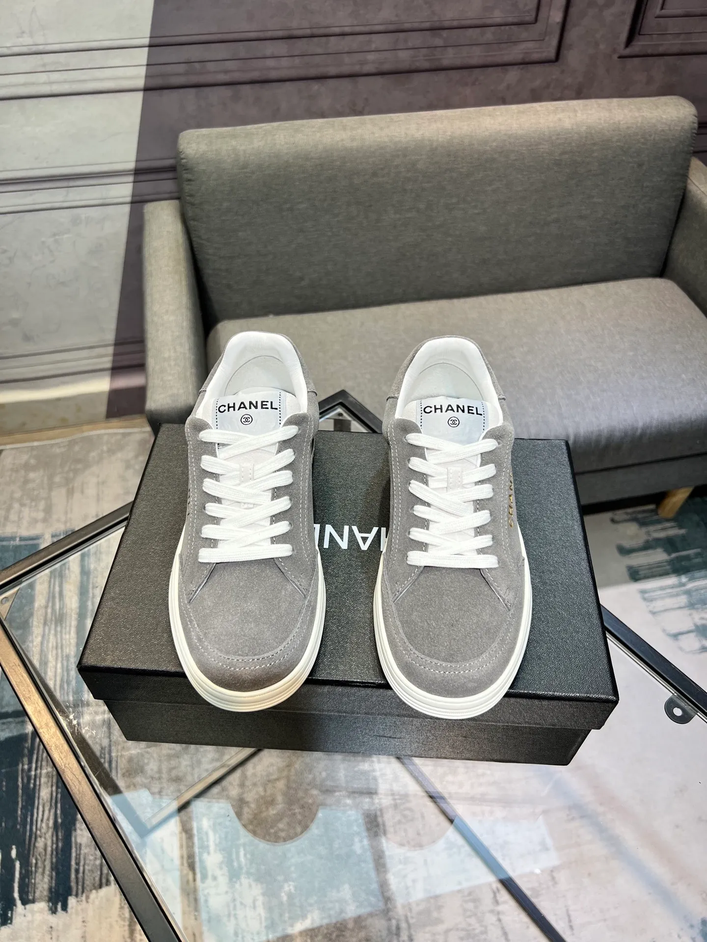 Men's men's shoes 💰620 Exclusive real shot (top version) CHANEL Chanel's new panda sneakers Panda shoes Chanel 2025ss color matching thick-soled casual sports shoes sneakers Counter synchronization The counter is very popular Very difficult to buy a shoe The most popular thick-soled panda shoes on the Internet It is obvious that Xiaoxiang control cannot miss it Simple and versatile white shoes that have both good looks and comfort Thick sole increases height, is super versatile and can be worn with eyes closed😍 Whoever wears it will look better. Upper: calfskin. Lining: imported sheepskin lining. Outsole: TPU original outsole. Size: 35-44 (41 for women, 40 for men, custom made).